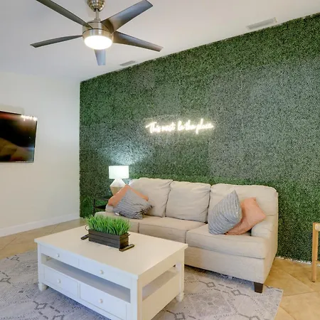 Spacious Largo Retreat Private Pool And Yard!